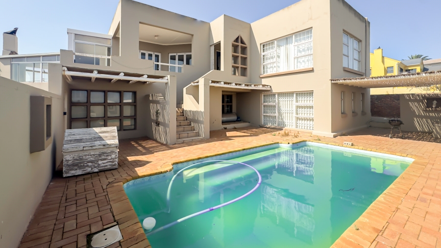 8 Bedroom Property for Sale in Middedorp Western Cape